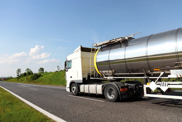 Un camión cisterna de combustible grande — Foto de Stock