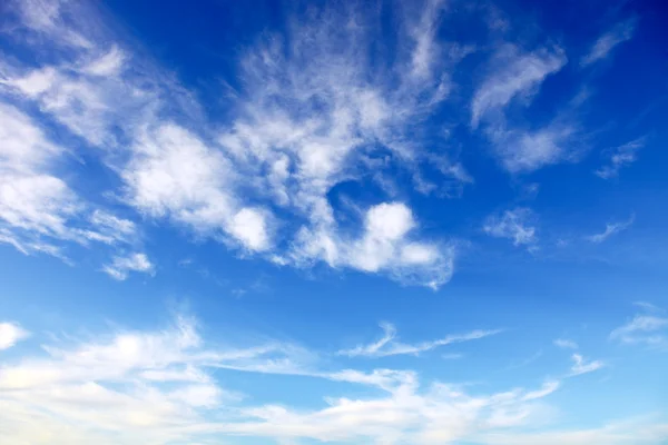 Mavi gökyüzünde beyaz bulutlar. büyük arka plan — Stok fotoğraf