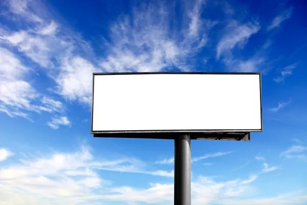 Cartelera publicitaria en blanco en el cielo azul —  Fotos de Stock