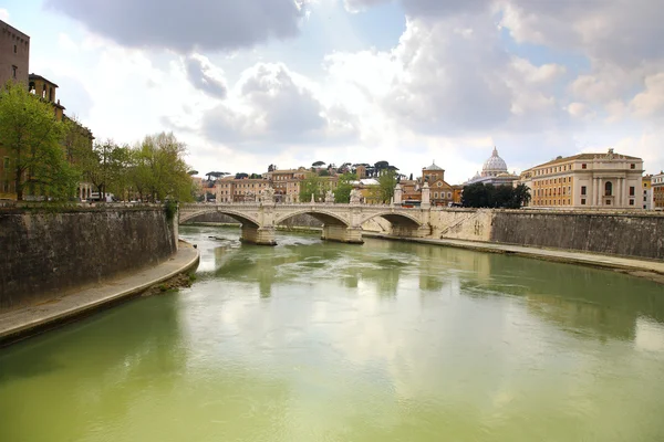 橋ヴィットリオ エマヌエル ローマのテベレ川 — ストック写真
