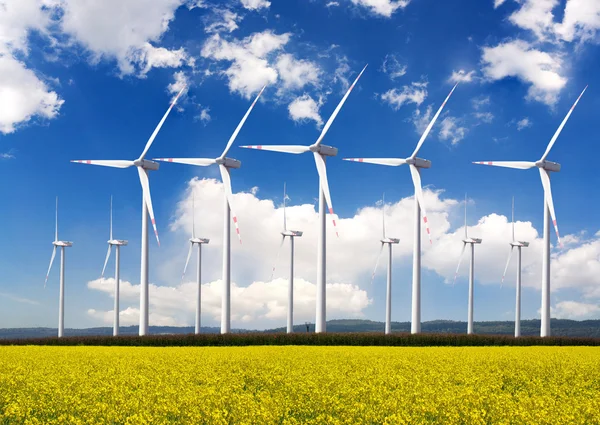 Вітрові турбіни. Альтернативне джерело енергії . — стокове фото