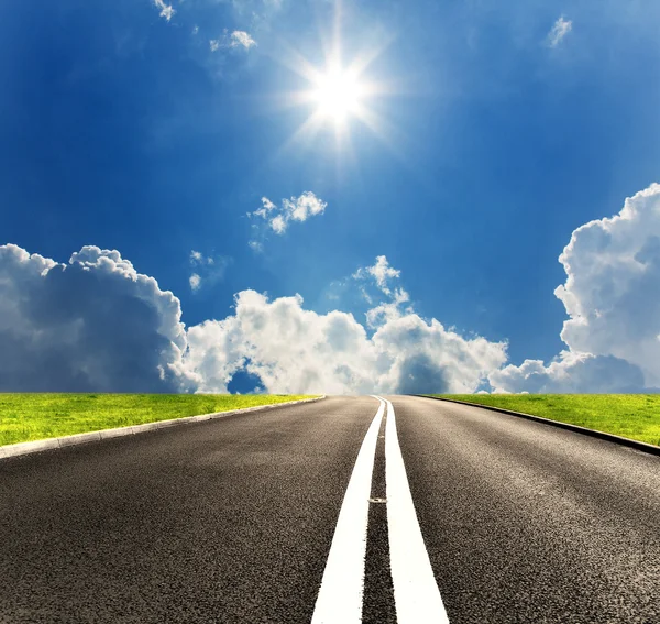 Estrada vazia contra o sol brilhante — Fotografia de Stock
