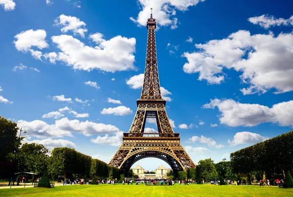 Hermosa foto de la Torre Eiffel en París — Foto de Stock