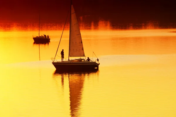 Naviguer au coucher du soleil — Photo