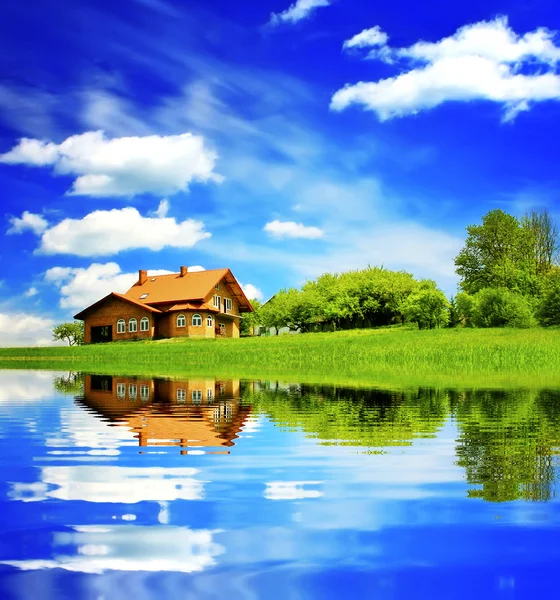 Haus am blauen Himmel — Stockfoto