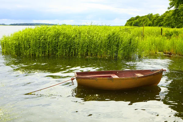 Vissersboot op het meer — Stockfoto