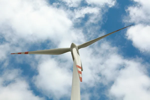 Turbina eólica no céu azul — Fotografia de Stock