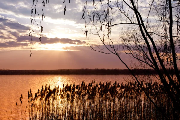 Puesta de sol sobre el lago — Foto de Stock