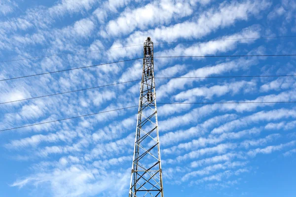 Pilón eléctrico con cielo nublado — Foto de Stock