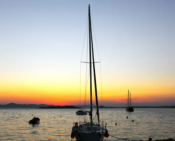 Segelboot bei Sonnenuntergang — Stockfoto