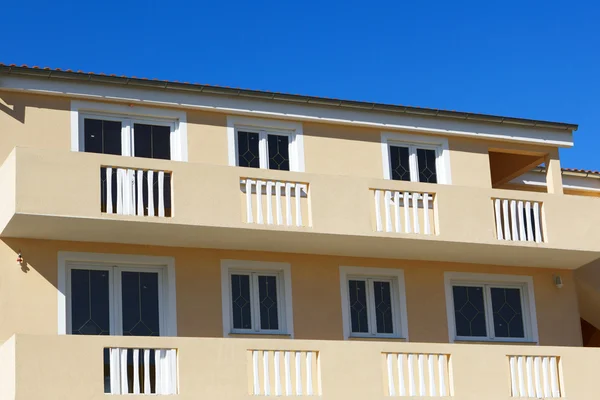 Балконы в современном доме — стоковое фото