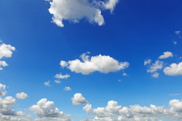 Nuvens brancas no céu — Fotografia de Stock