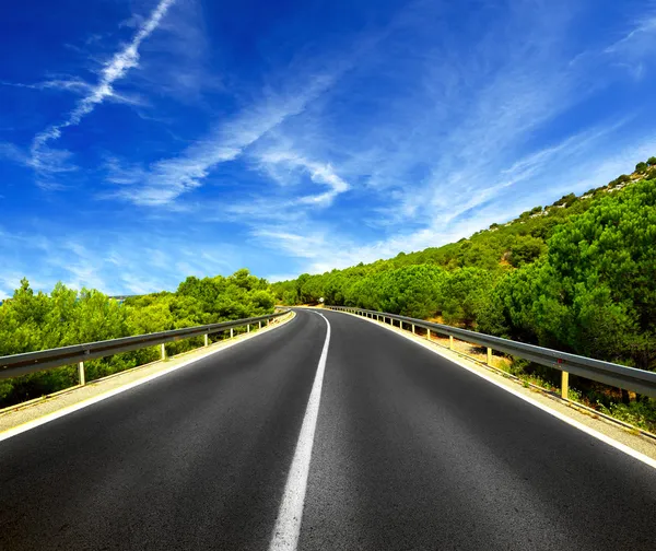 Estrada de asfalto e céu azul com nuvens — Fotografia de Stock