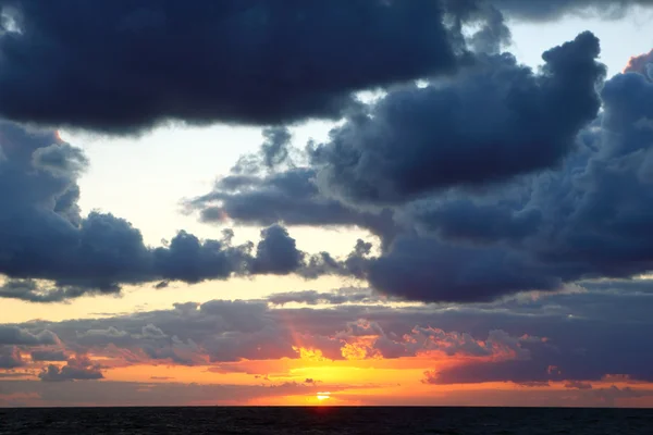 Stormachtige zee zonsondergang — Stockfoto