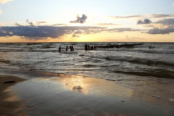 太陽が降り注ぐビーチ — ストック写真