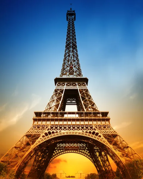 Величественная Эйфелева башня — стоковое фото