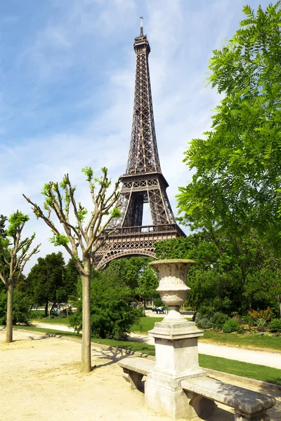 Frühlingspark mit Eiffelturm — Stockfoto