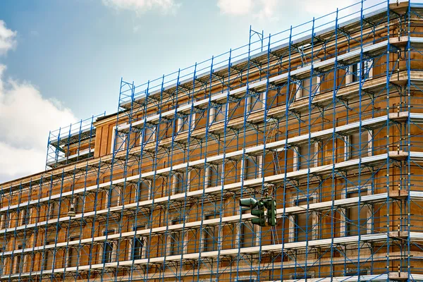Houses in scaffold — Stock Photo, Image