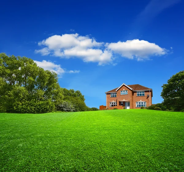 Yeşil manzara ve yeni ev — Stok fotoğraf