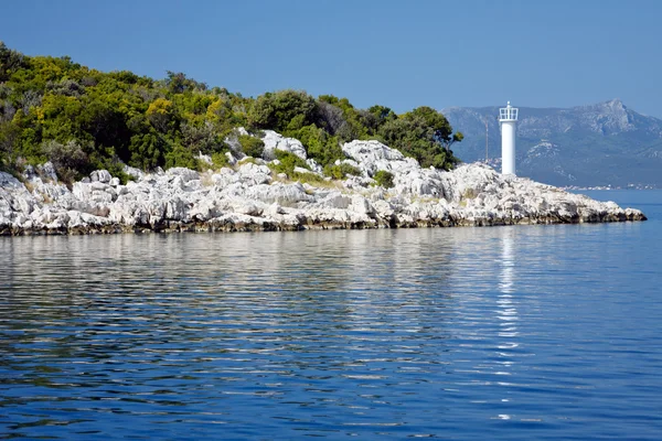 Береговая линия с маяком — стоковое фото