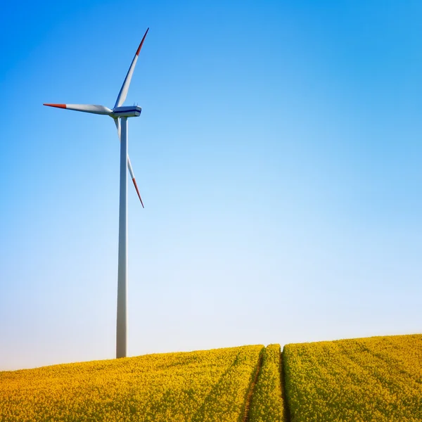 푸른 하늘에 있는 풍력 터빈 — 스톡 사진