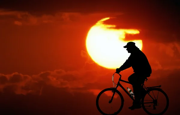 Radfahren bei Sonnenuntergang — Stockfoto