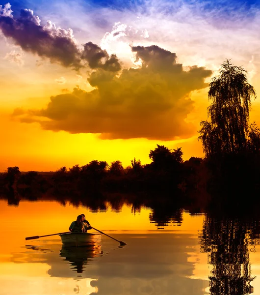 Couple sur un bateau au coucher du soleil — Photo