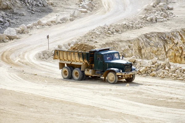 鉱山の石トラック — ストック写真