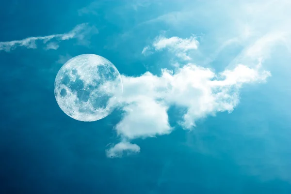 Luna entre las nubes — Foto de Stock