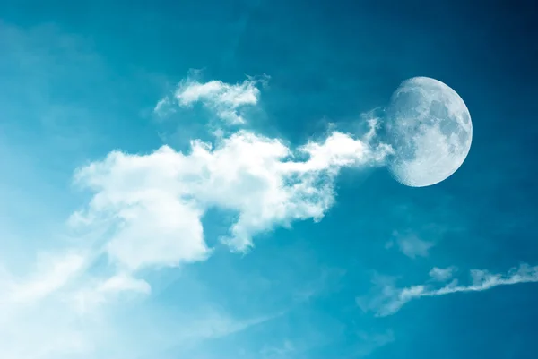 Луна между облаками — стоковое фото