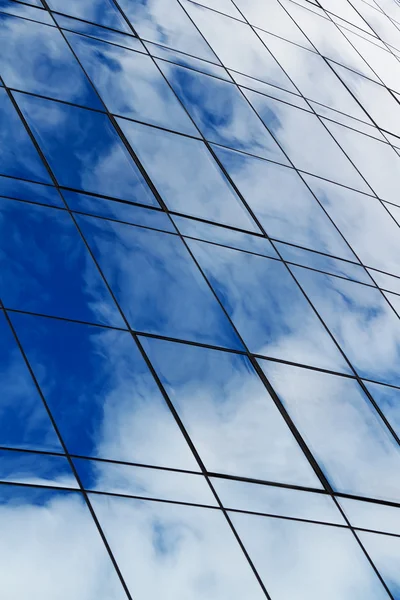 Blaue Fenster eines Wolkenkratzers — Stockfoto