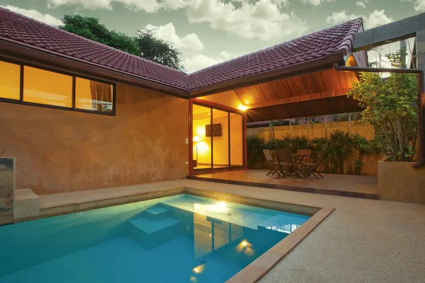 带游泳池不错夏天房子庭院的全景视图 — 图库照片
