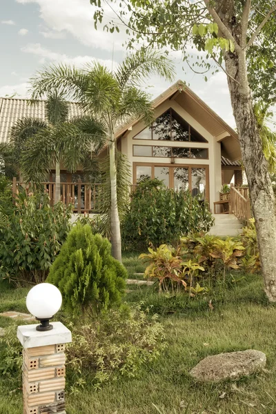 Bella villa in ambiente tropicale — Foto Stock