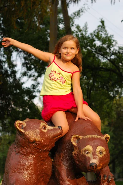 La petite fille sur un ours brun — Photo