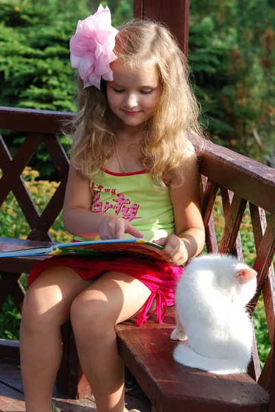 Маленька дівчинка з кошеням — стокове фото