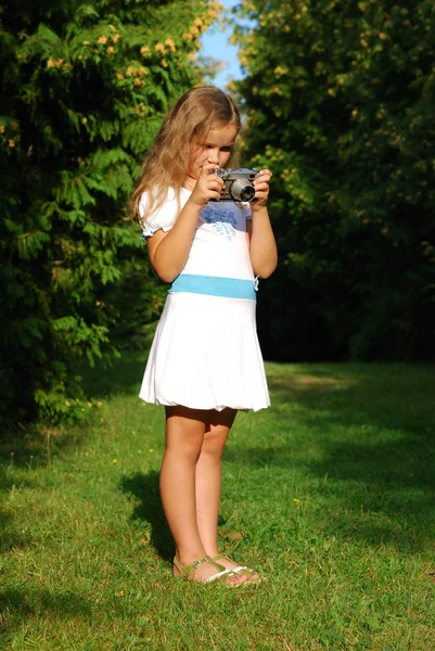 Το μικρό κορίτσι με την παλιά κάμερα — Φωτογραφία Αρχείου