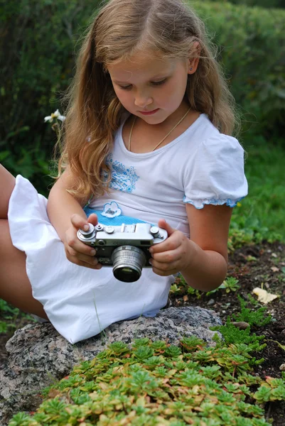 Das kleine Mädchen mit der alten Kamera — Stockfoto
