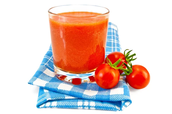Jus de tomate en verre sur une serviette — Photo