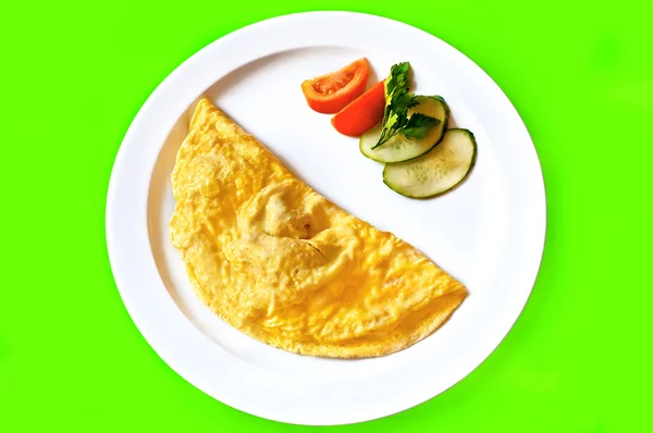 Yeşil bir arka plan üzerinde omlet — Stok fotoğraf