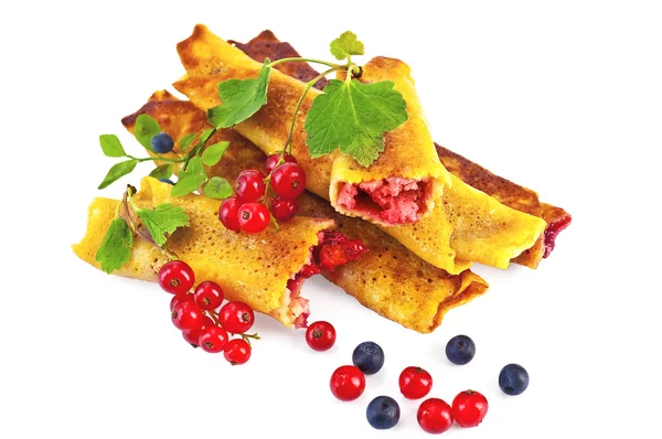 Pannkakor med blåbär och röda vinbär — Stockfoto