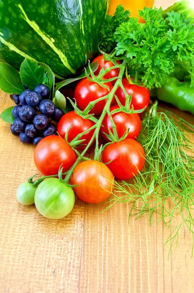 Rajčata a zeleninu na šachovnici — Stock fotografie