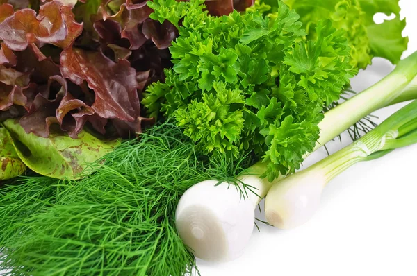 Verts épicés avec salade et oignon — Photo
