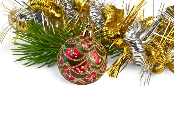 Κόκκινη Χριστουγεννιάτικη μπάλα με κλαδί πεύκου — Φωτογραφία Αρχείου