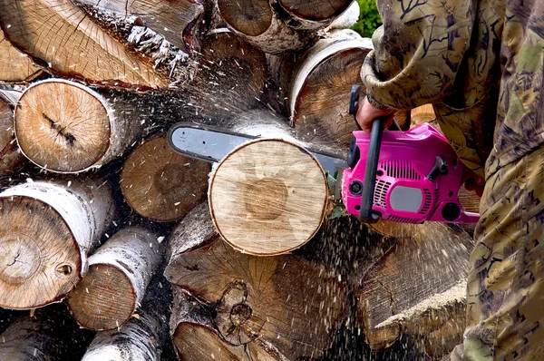 Firewood with chainsaw — Stock Photo, Image