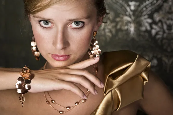 Mujer elegante y joyas de oro —  Fotos de Stock