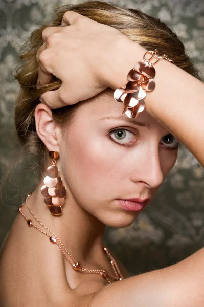 Mulher elegante e jóias de ouro — Fotografia de Stock