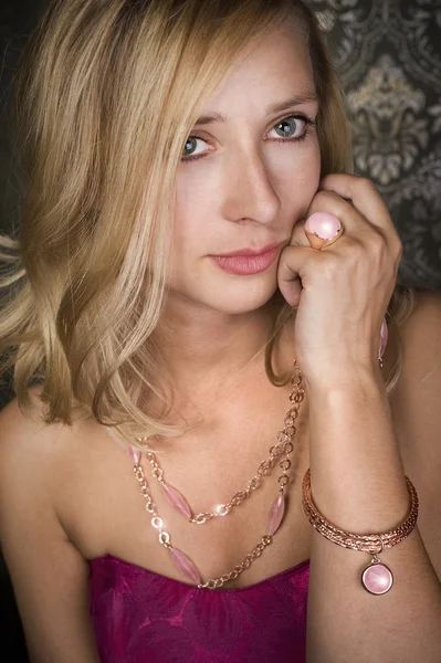 Elegante vrouw en gouden sieraden — Stockfoto
