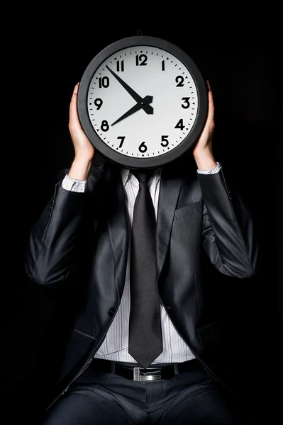 Hombre sosteniendo reloj — Foto de Stock