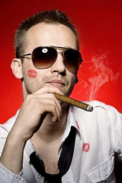 Az ember a dohányzás szivar — Stock Fotó