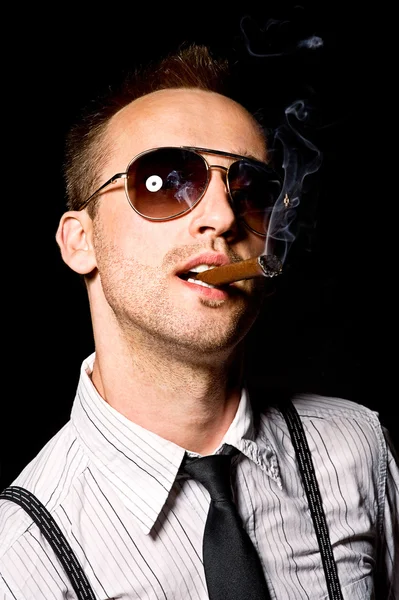 Homem fumando charuto — Fotografia de Stock